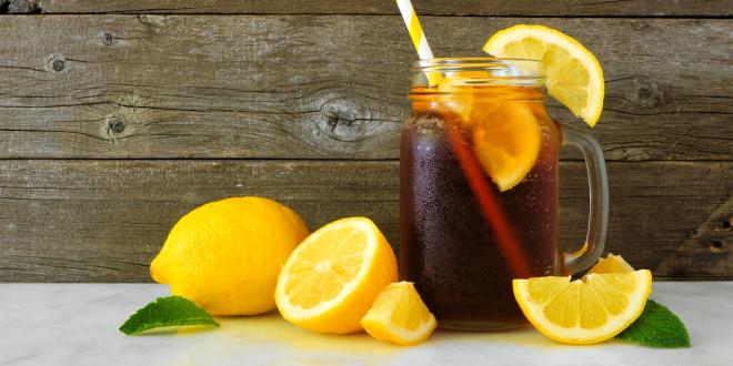 a jar full of iced tea with lemons